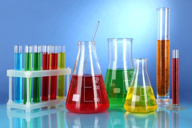 test tüpleri ile mavi arka plan üzerinde renkli sıvı