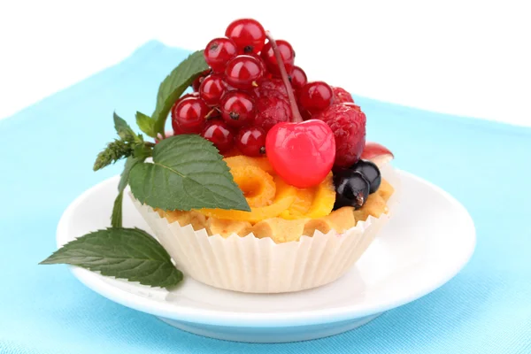 Melodický dort s ovocem a bobulemi izolovaných na bílém — Stock fotografie