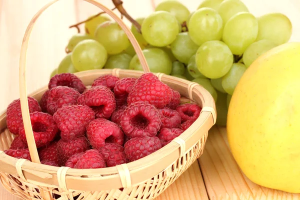 Uvas dulces maduras y manzana sobre fondo de madera —  Fotos de Stock