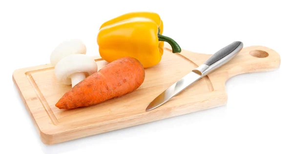 Pimentón, zanahoria y cuchillo sobre tabla de cortar de madera aislada en blanco — Foto de Stock