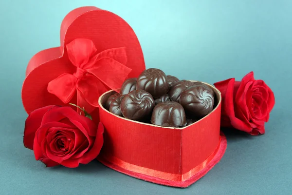 Bonbons au chocolat en boîte cadeau, sur fond gris — Photo