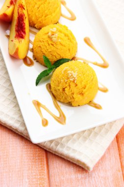 lezzetli dondurma plaka üzerinde tablo yakın çekim