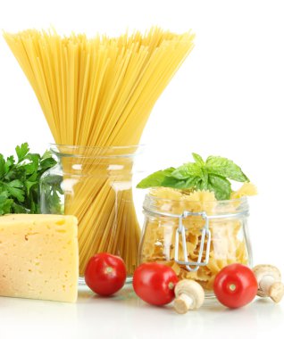 değişik pasta üzerinde beyaz izole sebze ile