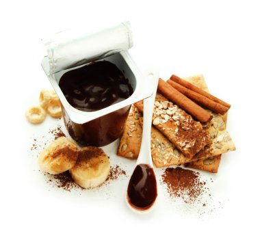 Açık plastik kap üzerinde beyaz izole krem çikolata