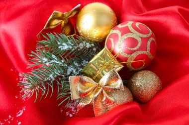 kırmızı saten kumaş üzerinde güzel bir Noel dekor