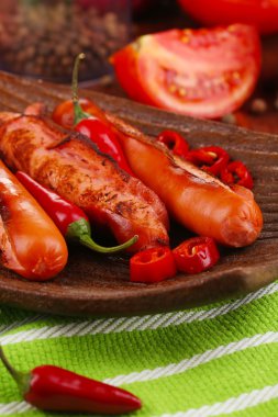 ahşap masa yakın çekim bir tabakta sebze ile lezzetli sosis