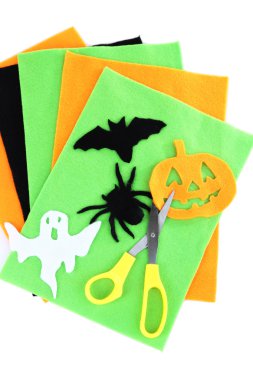 parlak keçe ve üzerinde beyaz izole el yapımı halloween süslemeleri