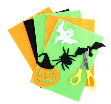 parlak keçe ve üzerinde beyaz izole el yapımı halloween süslemeleri