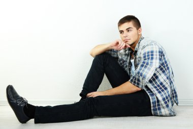 Oda katta oturan adam