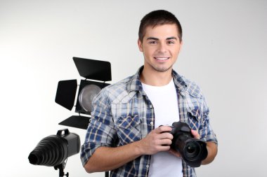 kamerada fotoğraf stüdyosu geçmiş ile yakışıklı fotoğrafçı