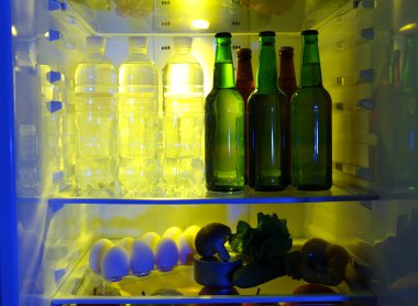 Buzdolabında içecek şişe