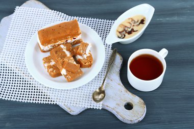 ahşap masa yakın çekim plaka üzerinde fındık şerbeti