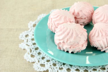 açık renkli renkli plaka üzerinde Marshmallows