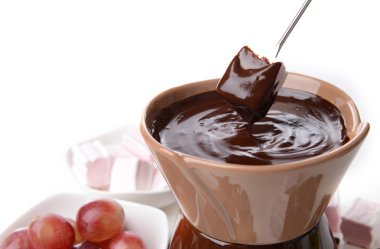 lokum şekerleme ve üzerinde beyaz izole meyve, çikolata fondü