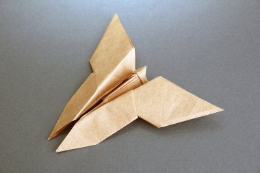 Origami kelebek gri arka plan üzerinde