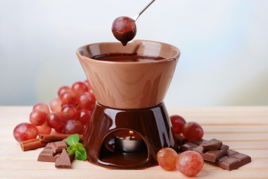 çikolata fondü meyve üzerinde açık renkli ahşap tablo