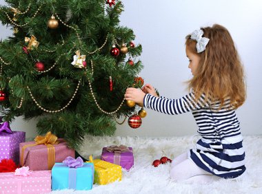 Noel ağacı süsleyen küçük kız