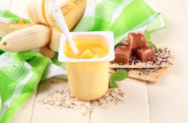 adet taze meyve, kurabiye ve renk ahşap zemin üzerinde pul ile lezzetli yoğurt