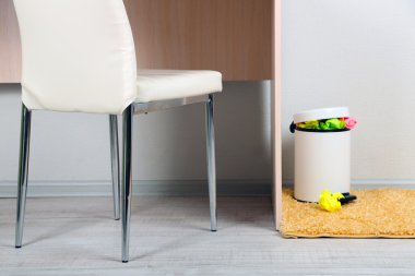 office arka plan üzerinde çöp kutusu