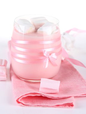 Marshmallow, üzerinde beyaz izole lezzetli yoğurt