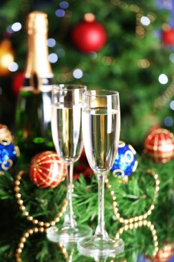 bir Noel ağacı arka cam ve Noel topları ile şampanya