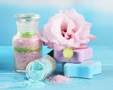 mavi zemin üzerine cam şişelerde aromalı tuzları