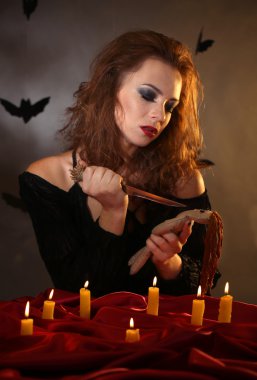 koyu arka plan üzerinde Halloween cadı