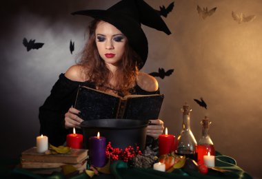 koyu arka plan üzerinde Halloween cadı