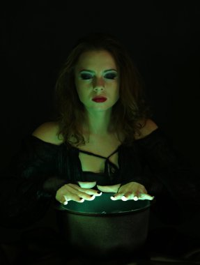 siyah arka plan üzerinde Halloween cadı