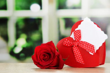 boş etiket ve tablo parlak zemin üzerine gül hediye kutusu