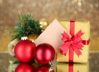 hediye kutuları ile parlak zemin üzerine masada boş etiket ve yılbaşı süsleri