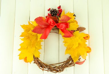 Beyaz ahşap zemin üzerinde güzel Şükran çelenk