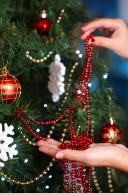 Parlak arkaplanda Noel ağacı süsleme