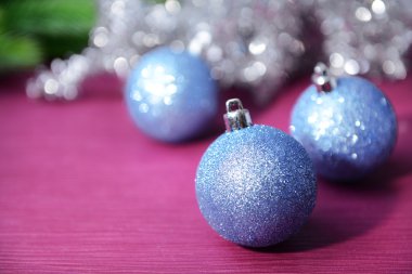çam ağacı, renkli arka plan üzerinde Noel topları