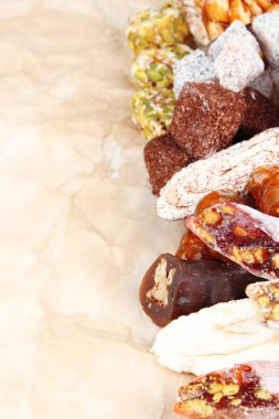 kahverengi zemin üzerine lezzetli oryantal tatlılar