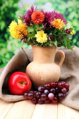 sürahi ve meyve parlak zemin üzerine güzel çiçekler ile kompozisyon