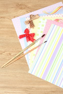 Kağıt scrapbooking ve ahşap masa üstünde alet