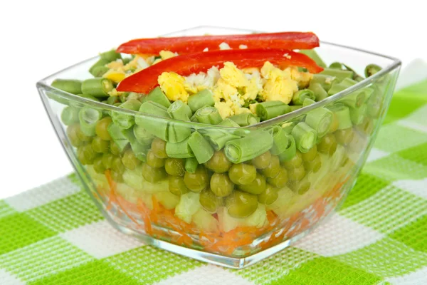 Salade savoureuse aux légumes frais, isolée sur du blanc — Photo