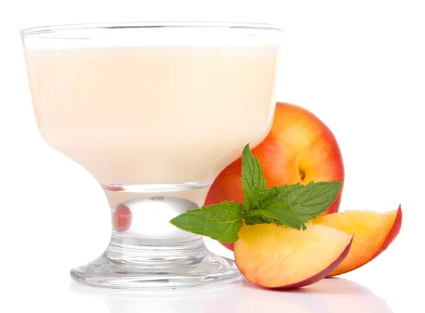 Delizioso yogurt con frutta isolata su bianco — Foto Stock