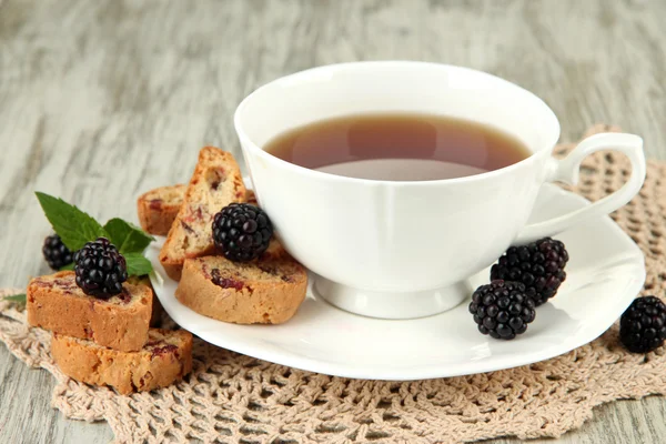 Cup of tea with cookies and blackberry on table close-up — Stock Photo, Image