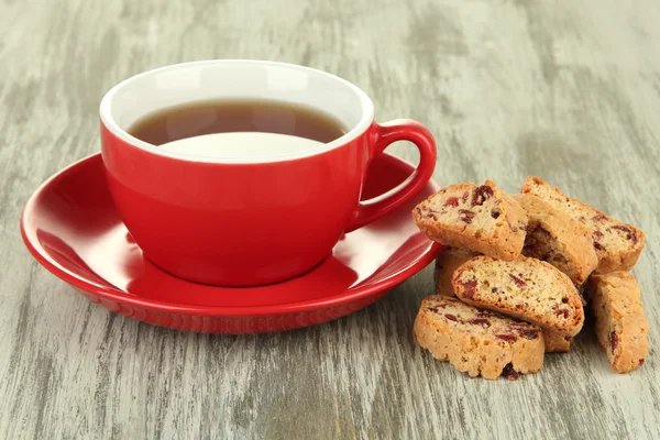 Filiżanka herbaty z plików cookie na stół szczegół — Zdjęcie stockowe