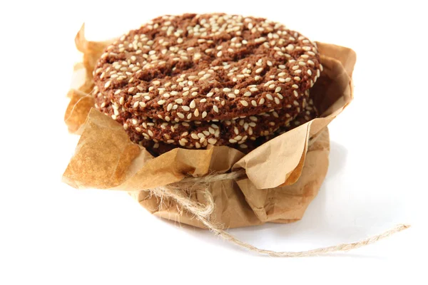 Hembakade kakor med sesamfrön, isolerad på vit — Stockfoto