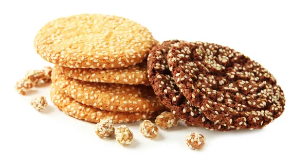 Zelfgemaakte koekjes met sesamzaad, geïsoleerd op wit — Stockfoto