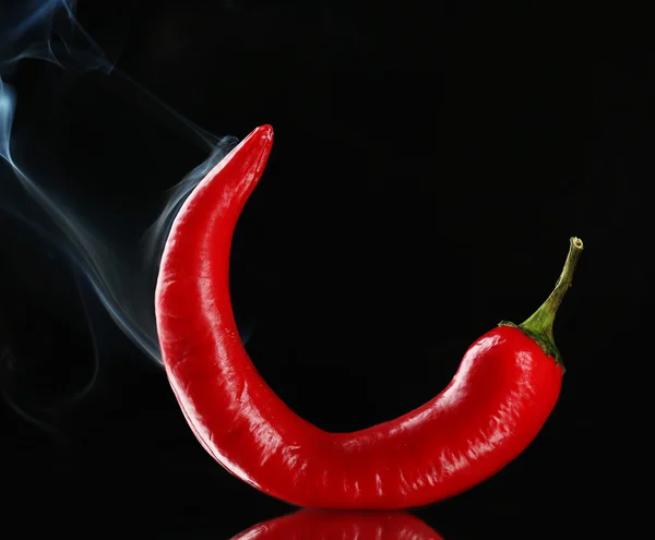 Pimienta picante roja aislada en negro — Foto de Stock