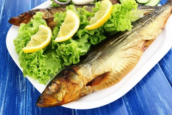 Rökt fisk på plattan på nära håll — Stockfoto