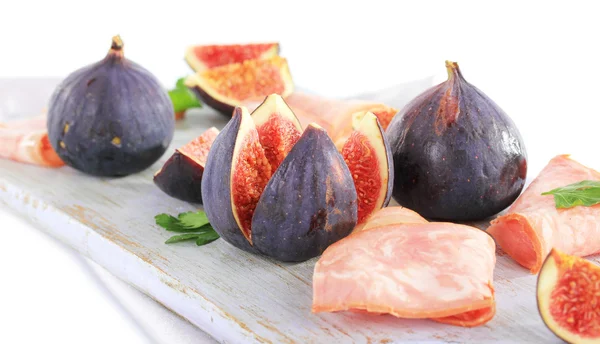 Fichi saporiti con prosciutto, isolati su bianco — Foto Stock