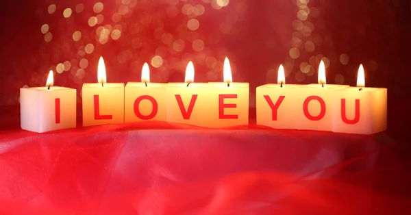 Candele con cartello stampato I LOVE YOU, su sfondo luci sfocate — Foto Stock