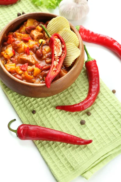 Chili corn carne - traditionell mexikansk mat, i trä skål, på Servett, isolerad på vit — Stockfoto