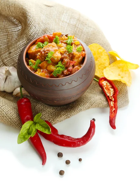 Chili Corn Carne - cibo messicano tradizionale, in vaso, su sacco, isolato su bianco — Foto Stock