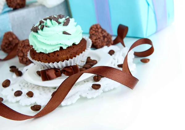 Smakelijke cupcake met geschenken close-up — Stockfoto